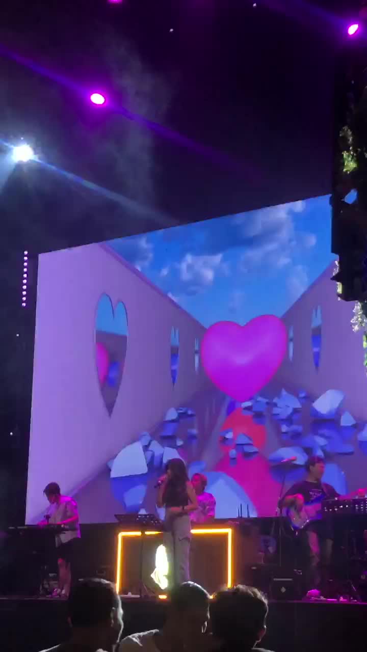 Hayy perkenalkan nama ku NABILA DIAZ NESWARI,biasa di panggil LALA,ini adalah sebuah video singkat ku pada saat aku manggung di bajawa karaw