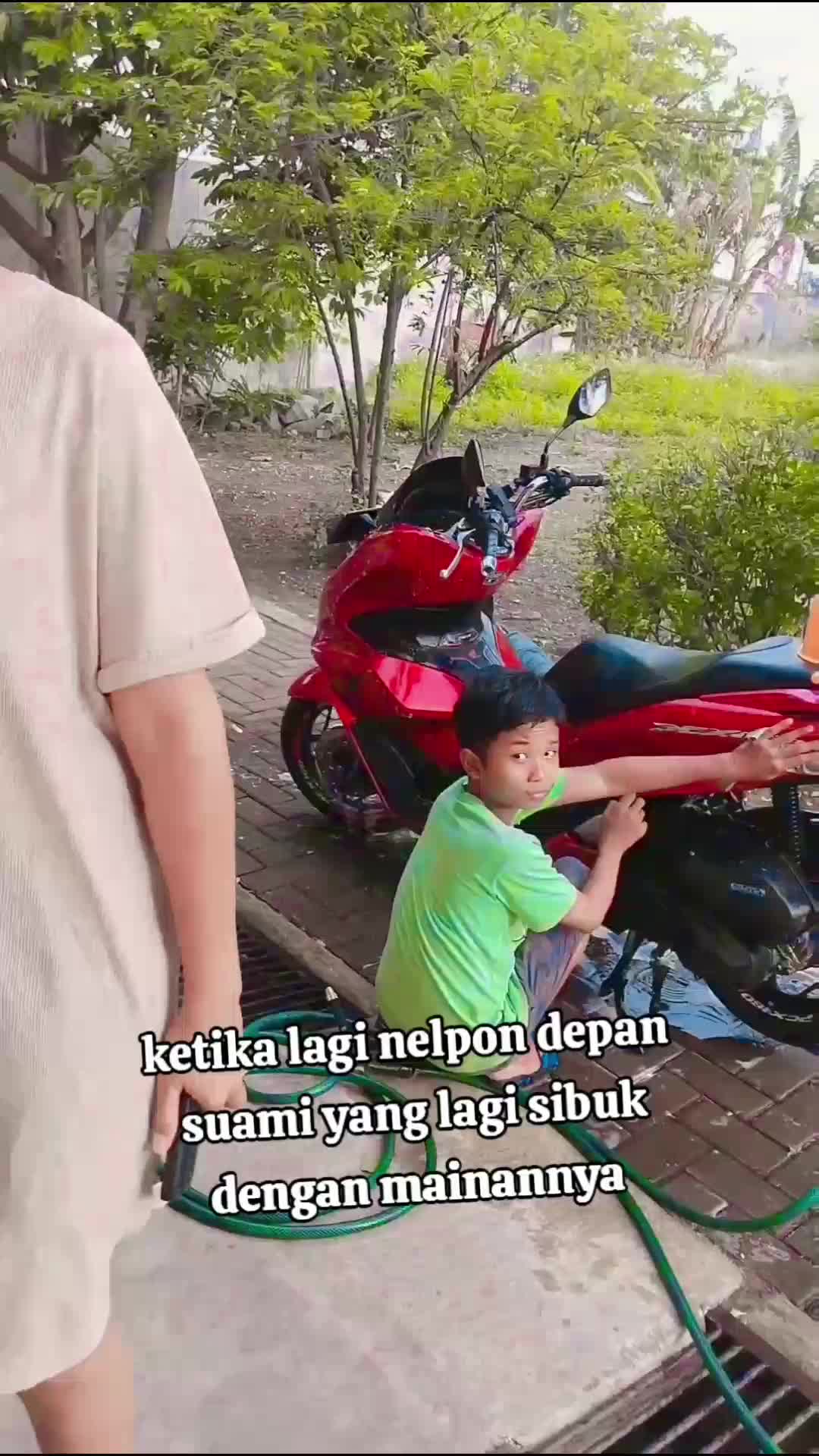 udah ada pasukan juga masih aja kurang. 