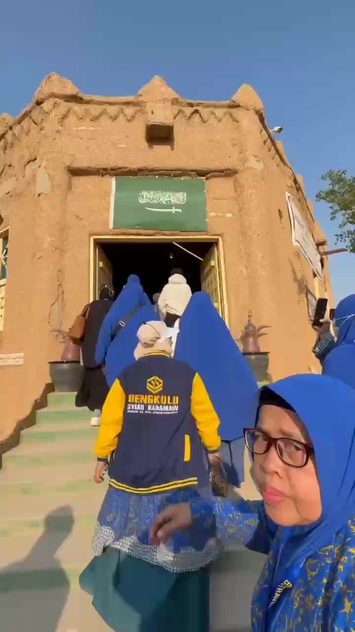 masuk ke museum 
 #museummekah