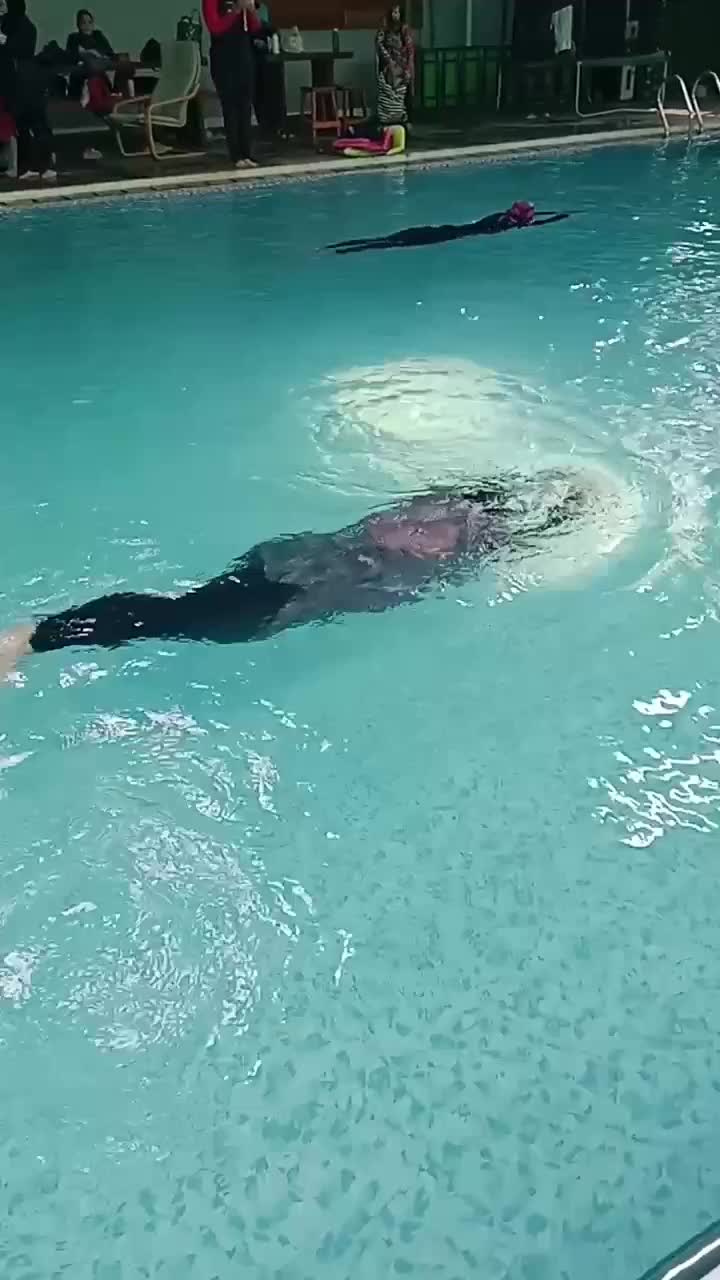 Belajar sambil olahraga  #Belajar Tak Mengenal Waktu dan Tempat renang 