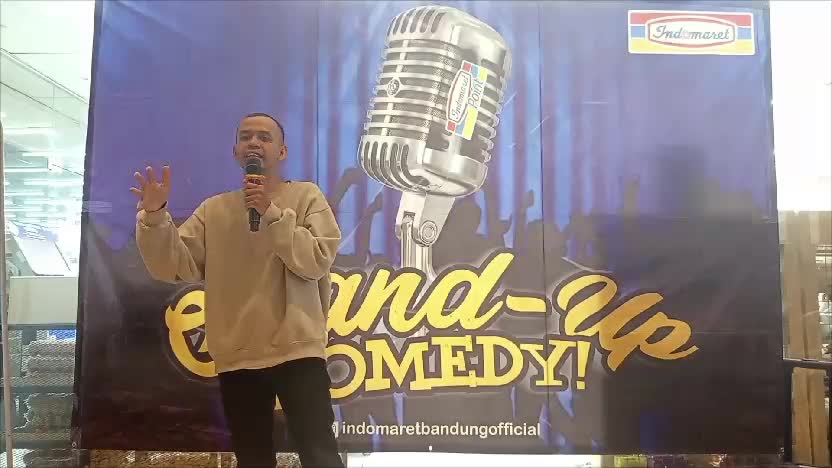 stand up. comedy di indomaret dekat rumah