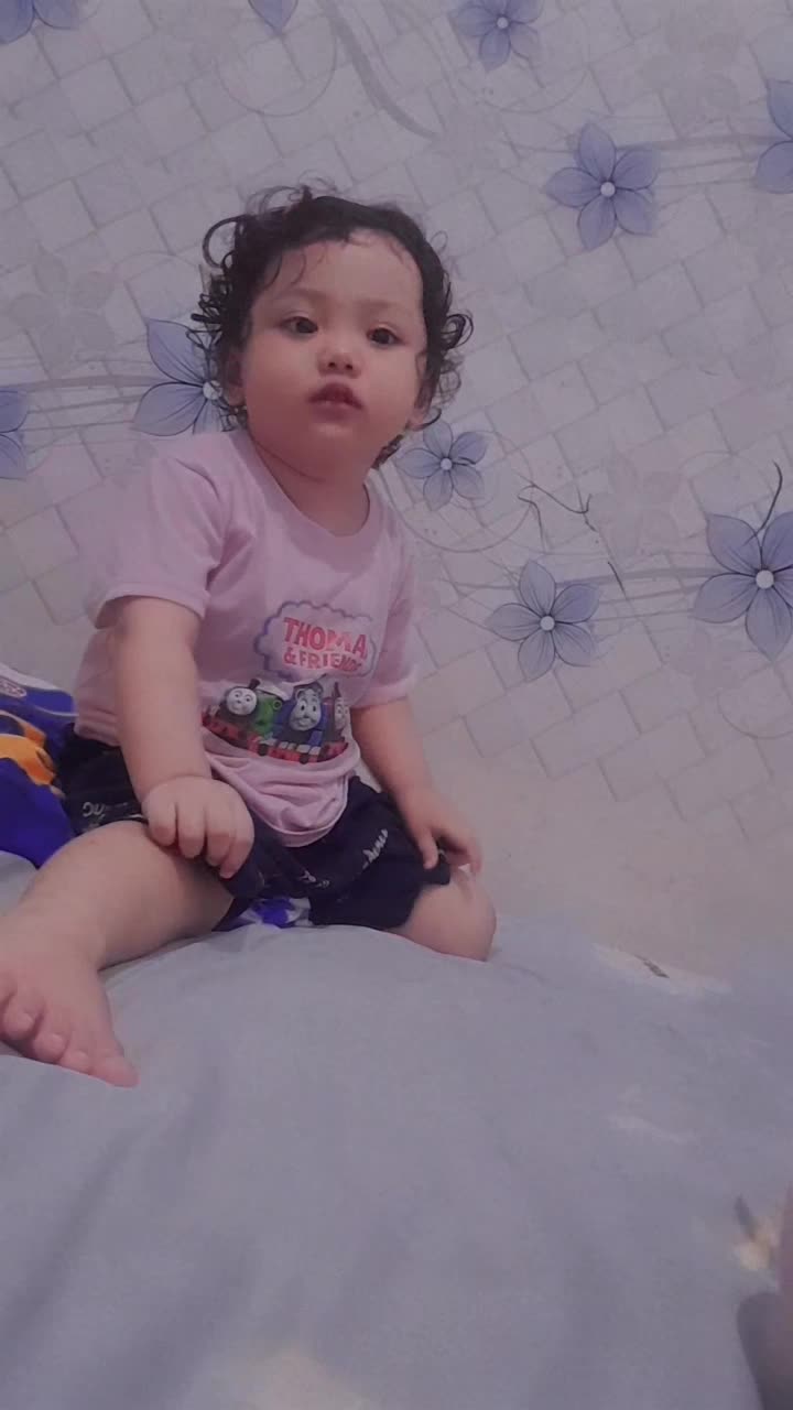 random bgt nih ank tiba2 mnta tas yg ada mukena ny mau salat ktnya😄