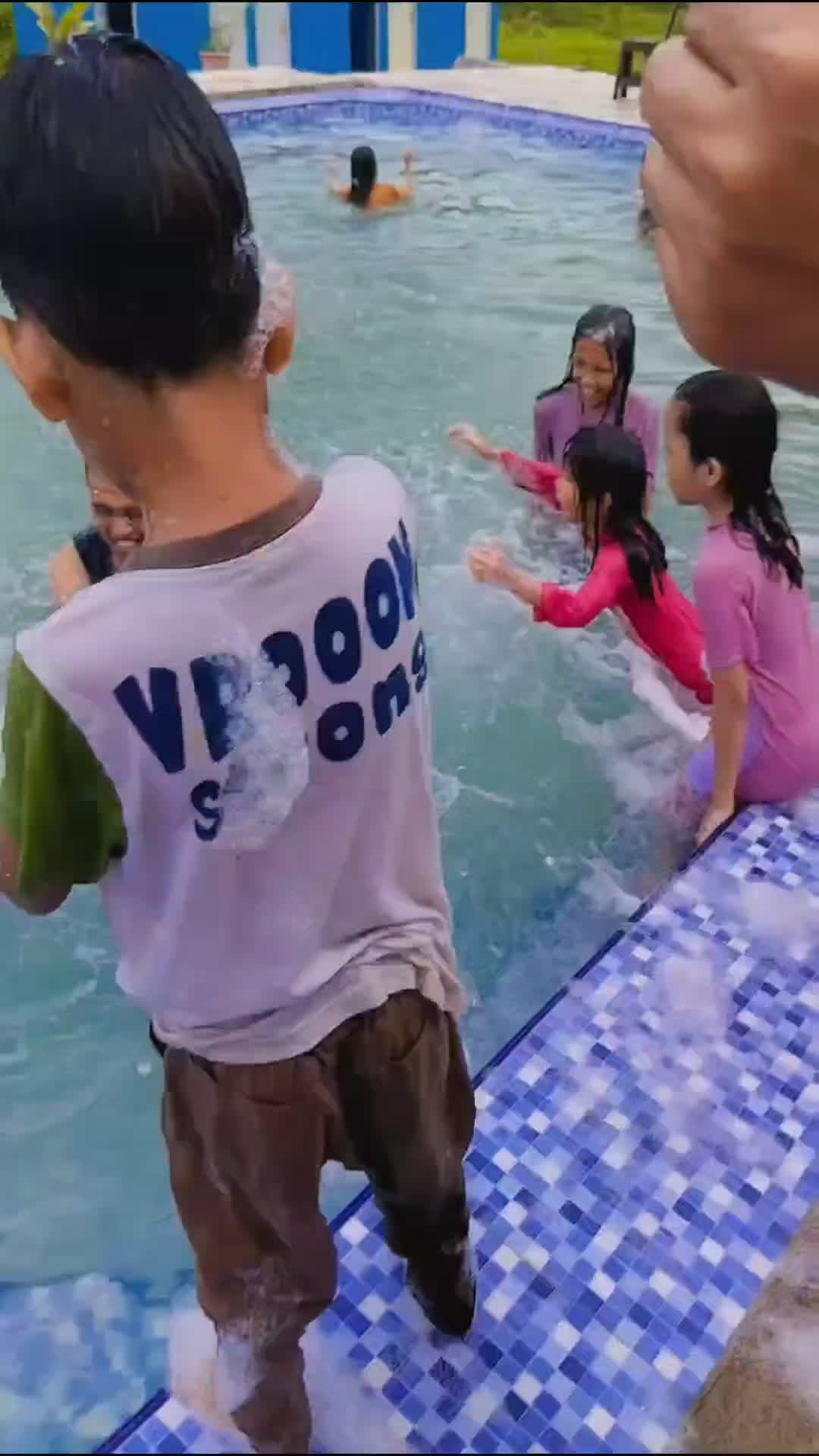 Gio dan Kakak ditemanin ayah berenang😅  #holiday  #myfather  #Ayah  #trending  #RCTIPlus 