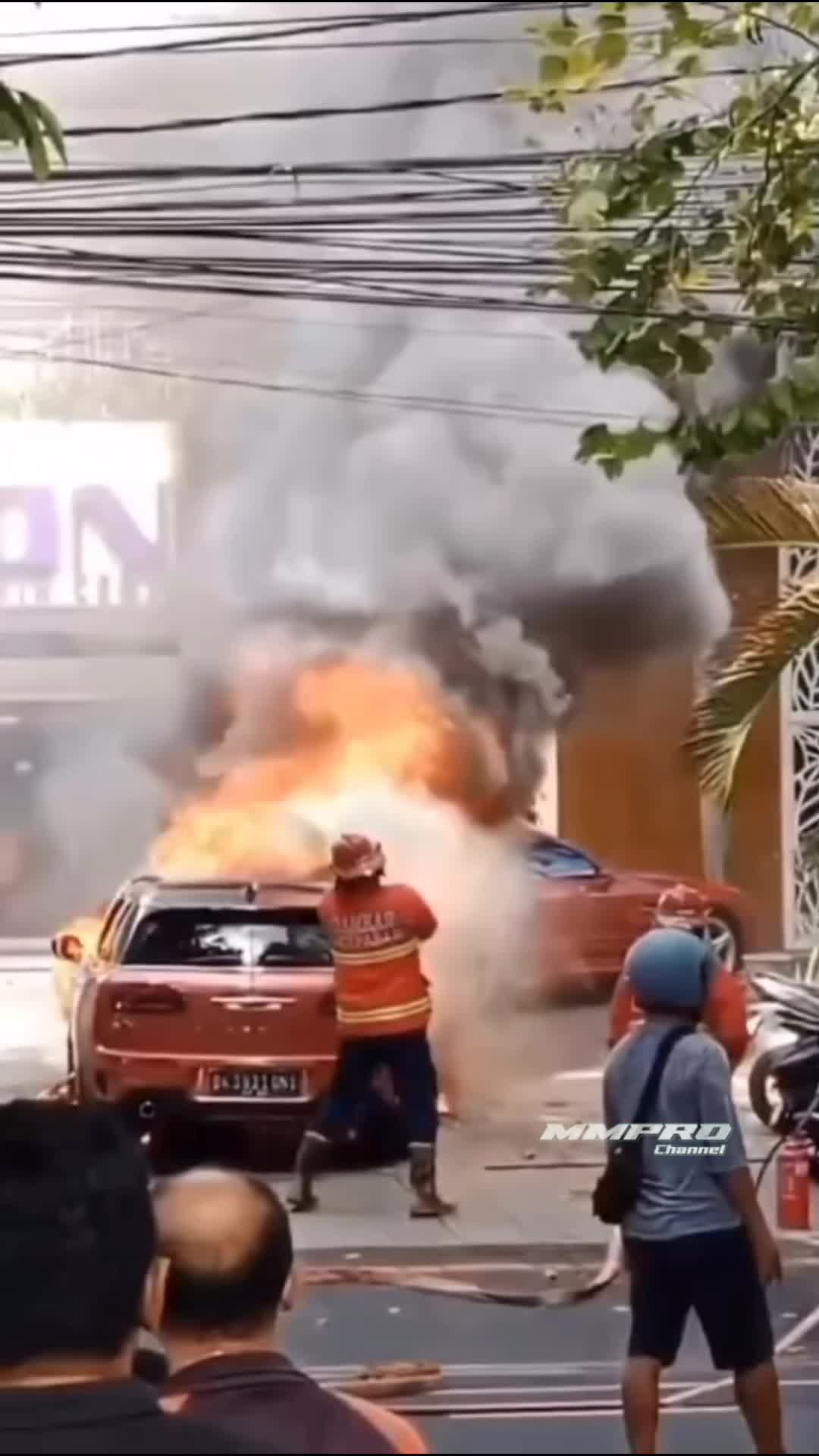 Mini Cooper terbakar 