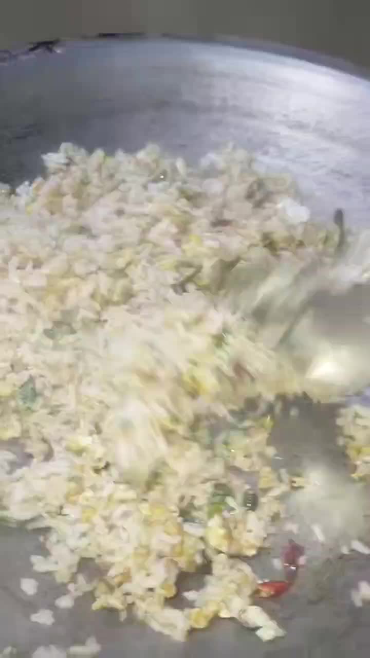 Butuh mood booster? Nasi goreng jawabannya! Makan enak, perut kenyang, hati senang. Udah paling bener deh! 🍳🍚


🎥 Makan Enak Yummy 

#food #