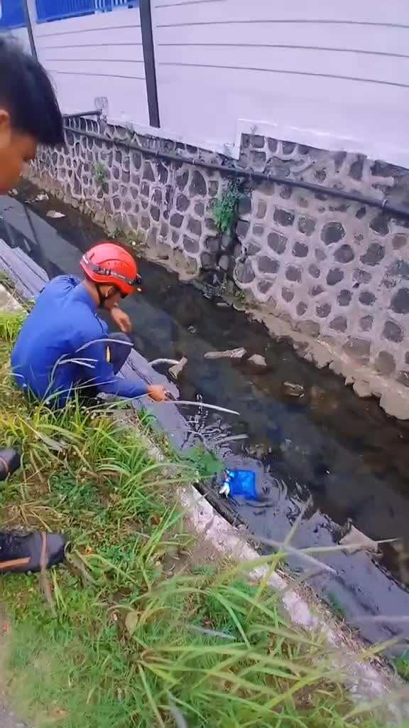 astaga tas nyebur ke got aja pake manggil damkar?
