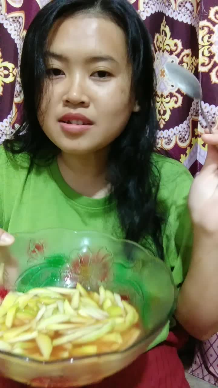 mukbang asinan mangga 