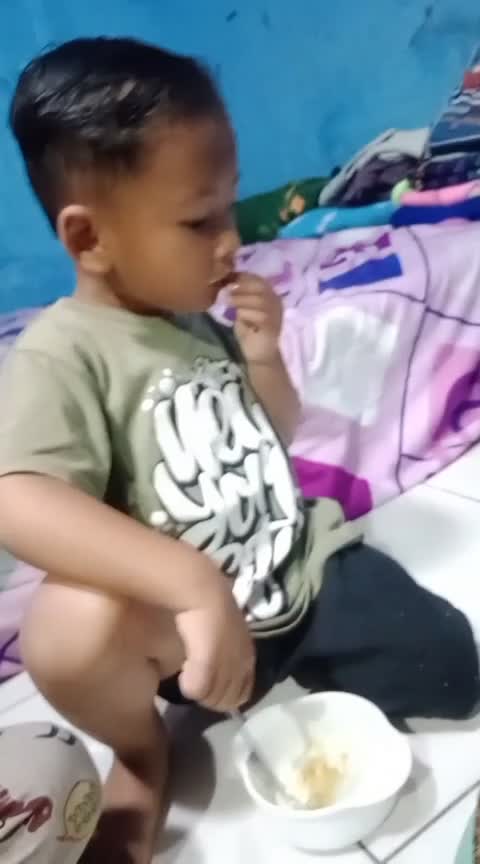 Bintang Lagi makan

cuek sama ayah nya

 #dramabocil 