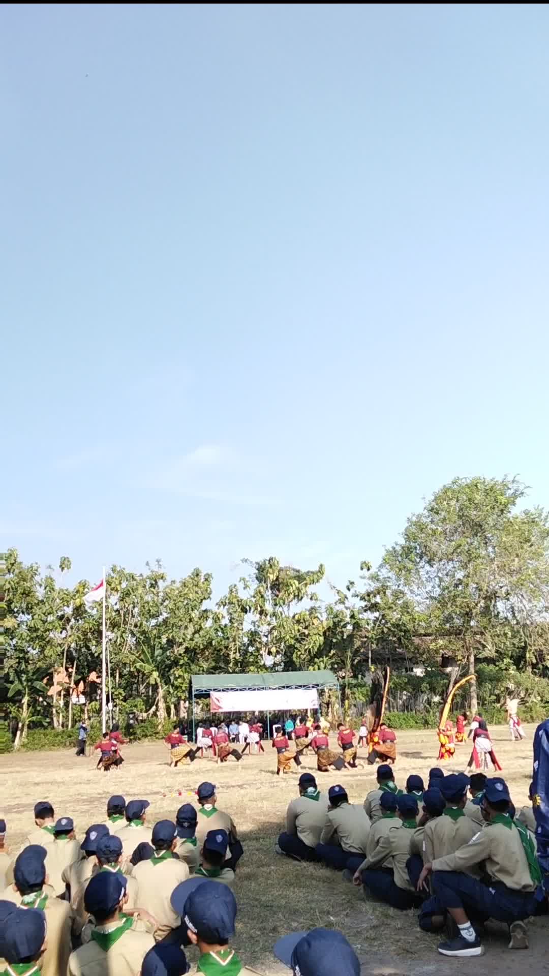 reog SMP  #ponorogojawatimur  #Setiap bulan Agustus yg paling antusias untuk pasang bendera para driver. Respect buat driver truknya 🫡 