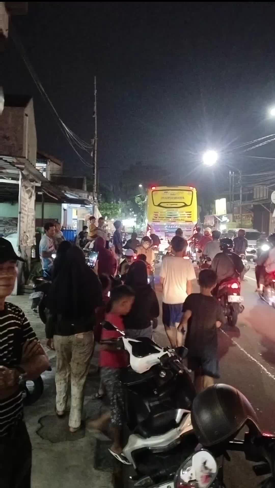  menunggu abang pulang studytour. 
jalanan jadi rame bocil bocil ikut nungguin bus telolet. 
#bustelolet
 #studytour
 #RCTIPlus 
#HOTrctiplu