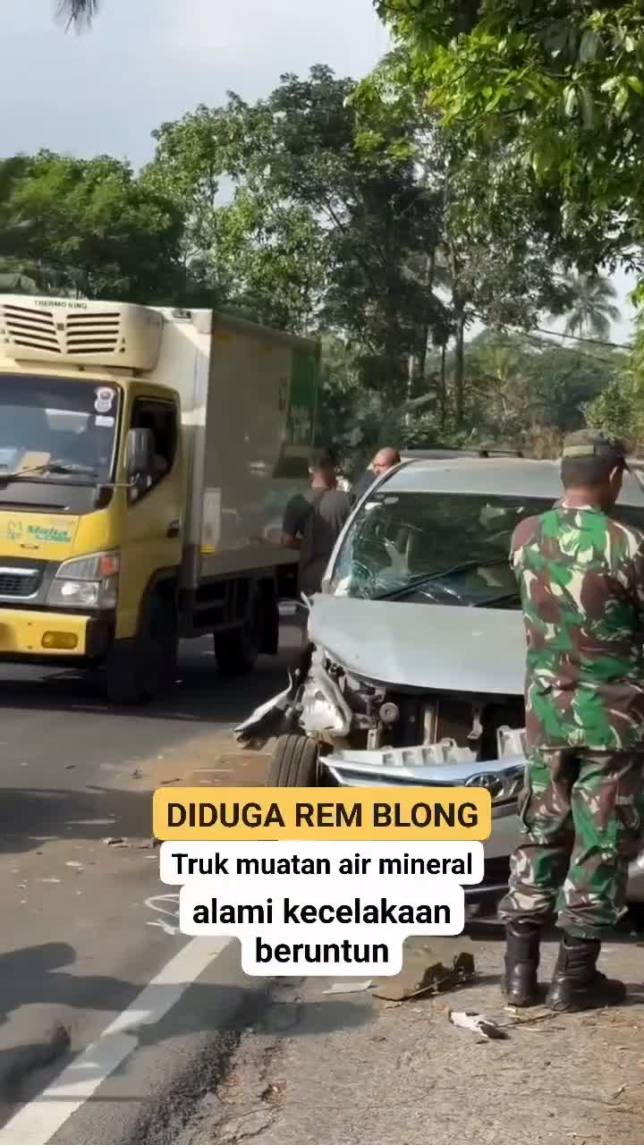 Lagi-lagi Jalan Sukabumi Cianjur (Gekbrong) makan korban #Kecelakaan #trukterguling #infoharini #beritaterkini 