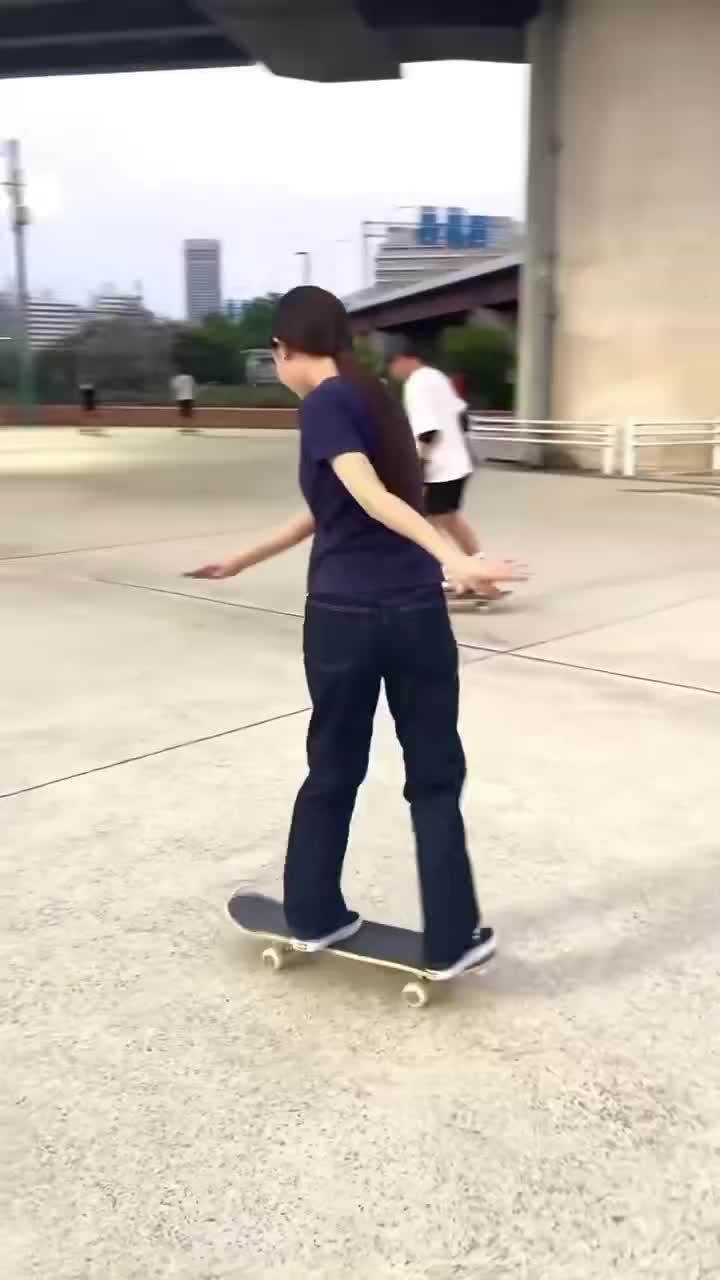 #Skateboarding #skateboard #skatergirl #freestyle #skatelife #skateboardingisfun #skateb