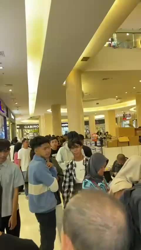pesona Rita mall yg ngantri sepatu DC 