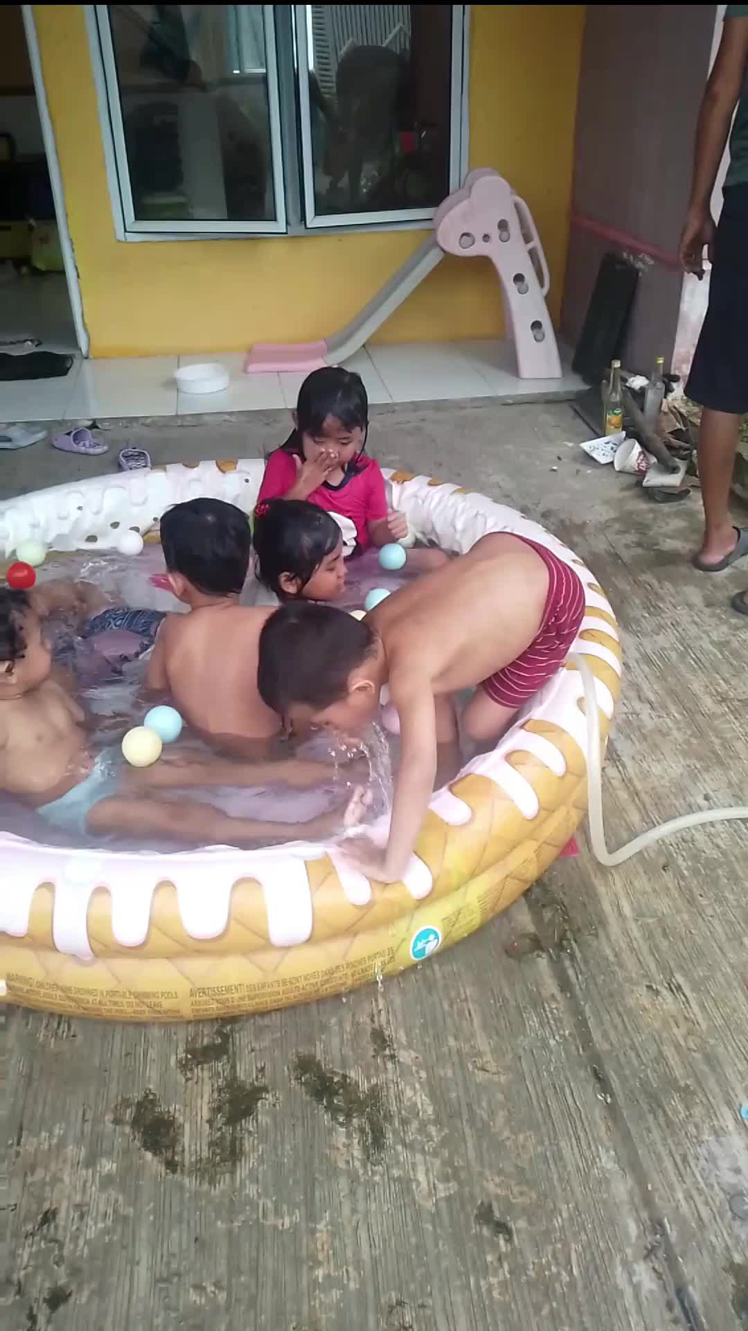 Berenang dengan Teman Baru Kembar  #DuniaAnakAnak #DuniaHiburan #HiburanAnakAnak #RCTIplus #HOTrctiplus 