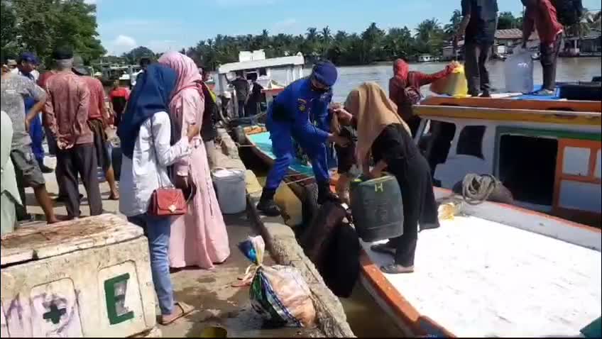 suasana penyebrangan laut masyarakat sinjai menuju ke kec. pulau sembilan dan sebaliknya 