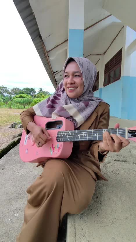 bu guru lagi ngajarin murid main gitar