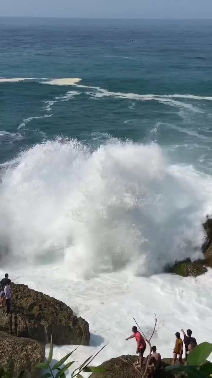 wisatawan terbawa ombak besar 
