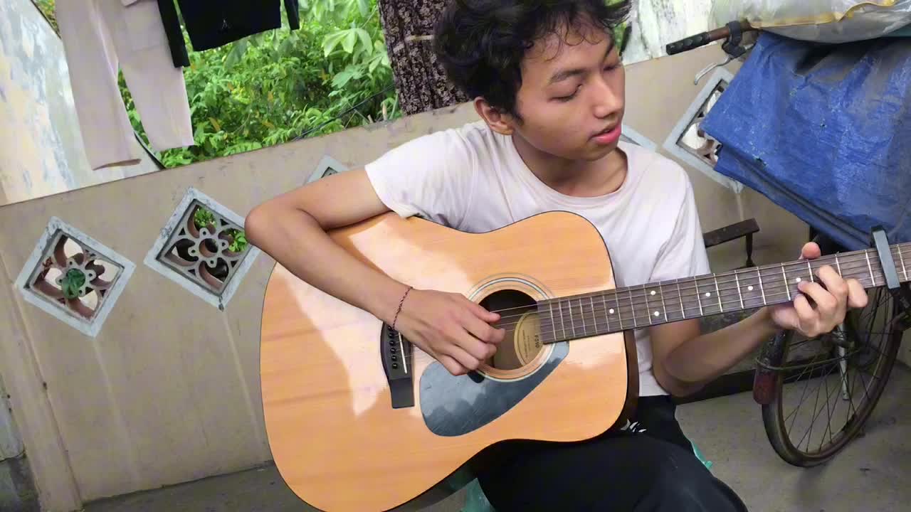 IDOL_XIII_MALIKH ALIEF HANDANI_19 TAHUN_KOTA MOJOKERTO_BIRDS OF A FEATHER
 