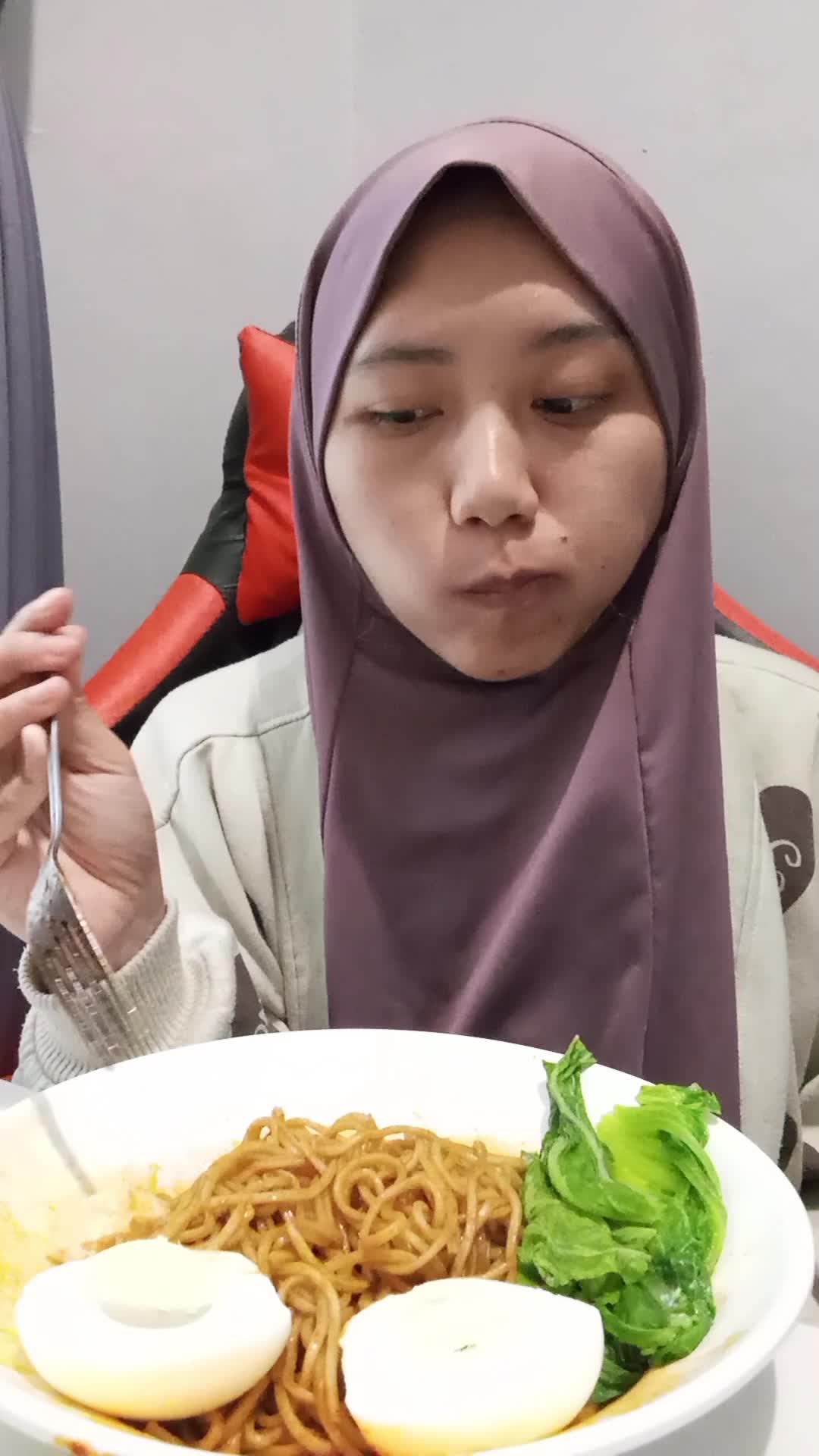 orang sakit makan mie Korea😭