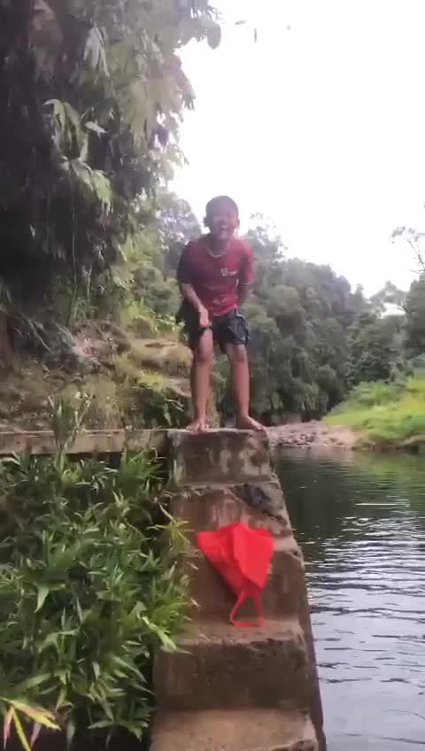 Saat bocil mengumpulkan keberanian untuk melompat ke sungai