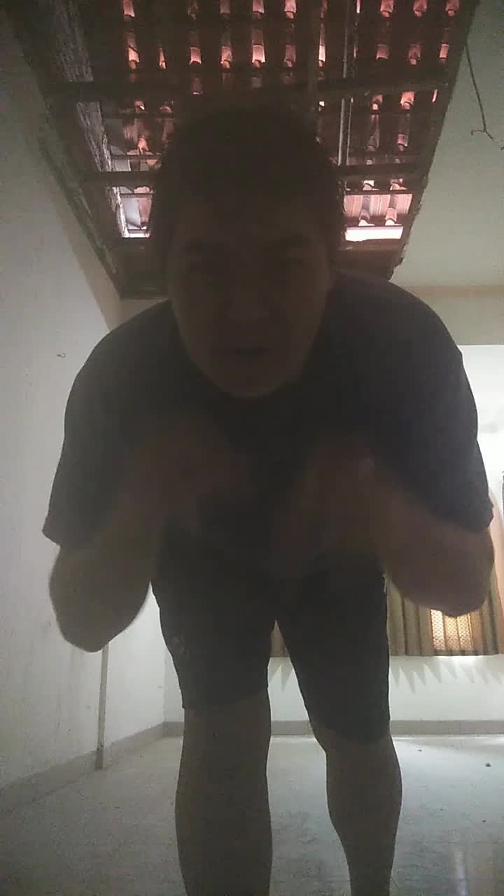 Embuh deh lagi ngapain hehehe mungkin muka jelek. 