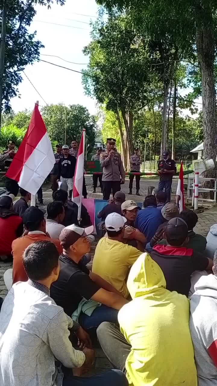 menuntut hak buruh diantaranya gaji yg tertunggak dan BPJS yg  tidak di bayarkan tetapi ttp di potong  di PT SRA KEC KOTARIH KAB SERGEI
