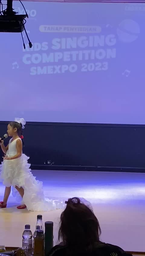 Penyanyi cilik 8 tahun dengan suara indah dan multitalented. Instagram@teresa_sylviliana. Menyanyikan lagu soundtrack film aladin disney "sp