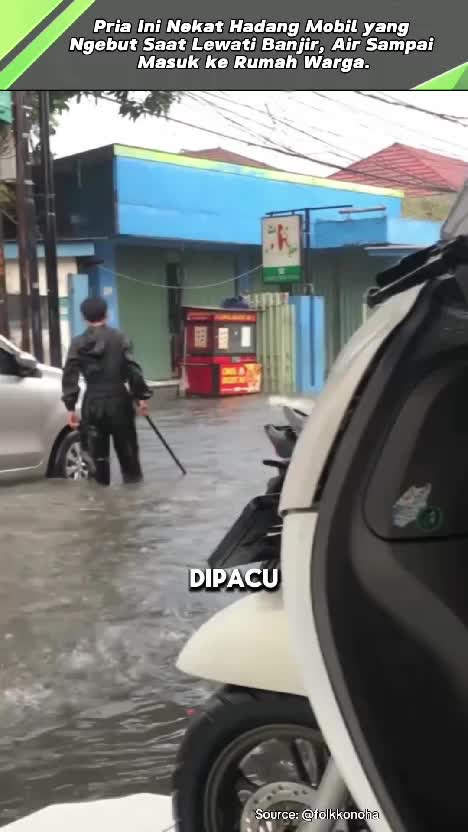 Pria Ini Nekat Hadang Mobil yang Ngebut Saat Lewati Banjir, Air Sampai Masuk ke Rumah Warga. #videoviral  #faktaviral  #videoedukasi  #RCTIP