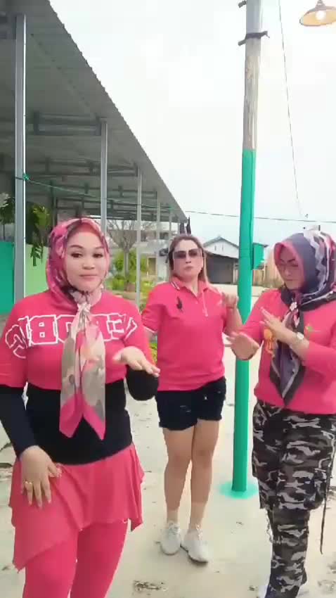disela-sela istirahat main tik tok dulu 