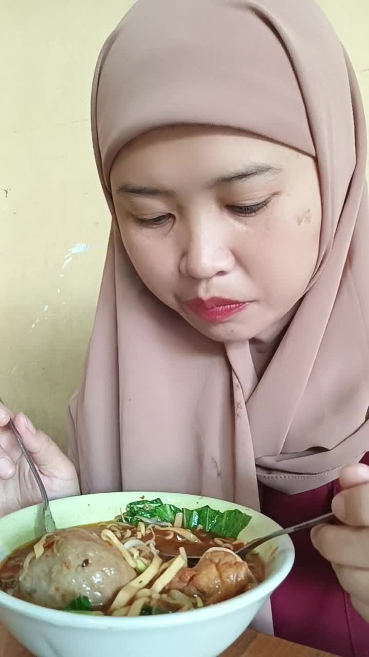 kalo nemu kang bakso gak pernah tahan
 #short  #HOTrctiplus  #mukbang 