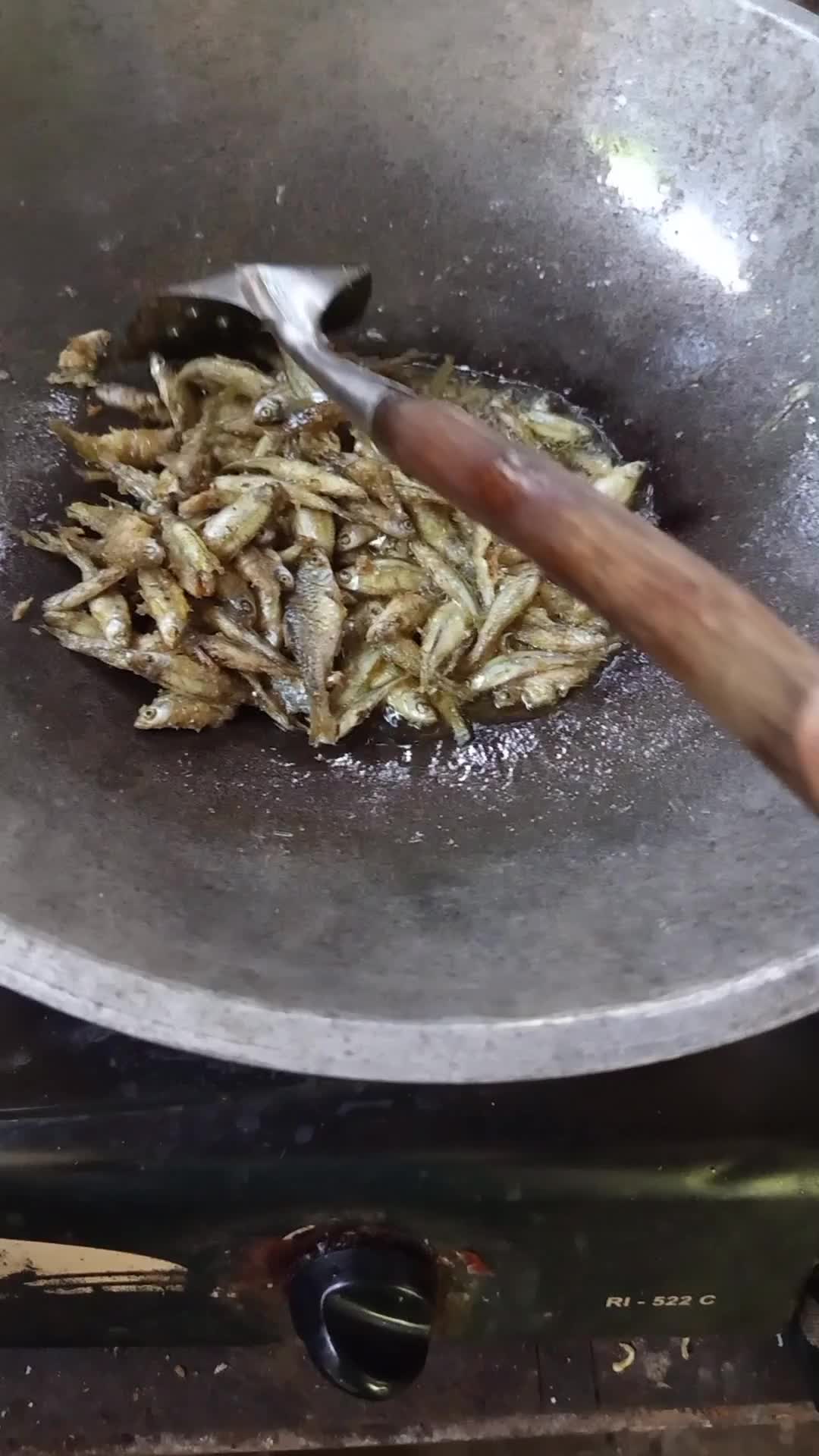 masak ikan minyak dikit emang bisa kriuk? bisa dong