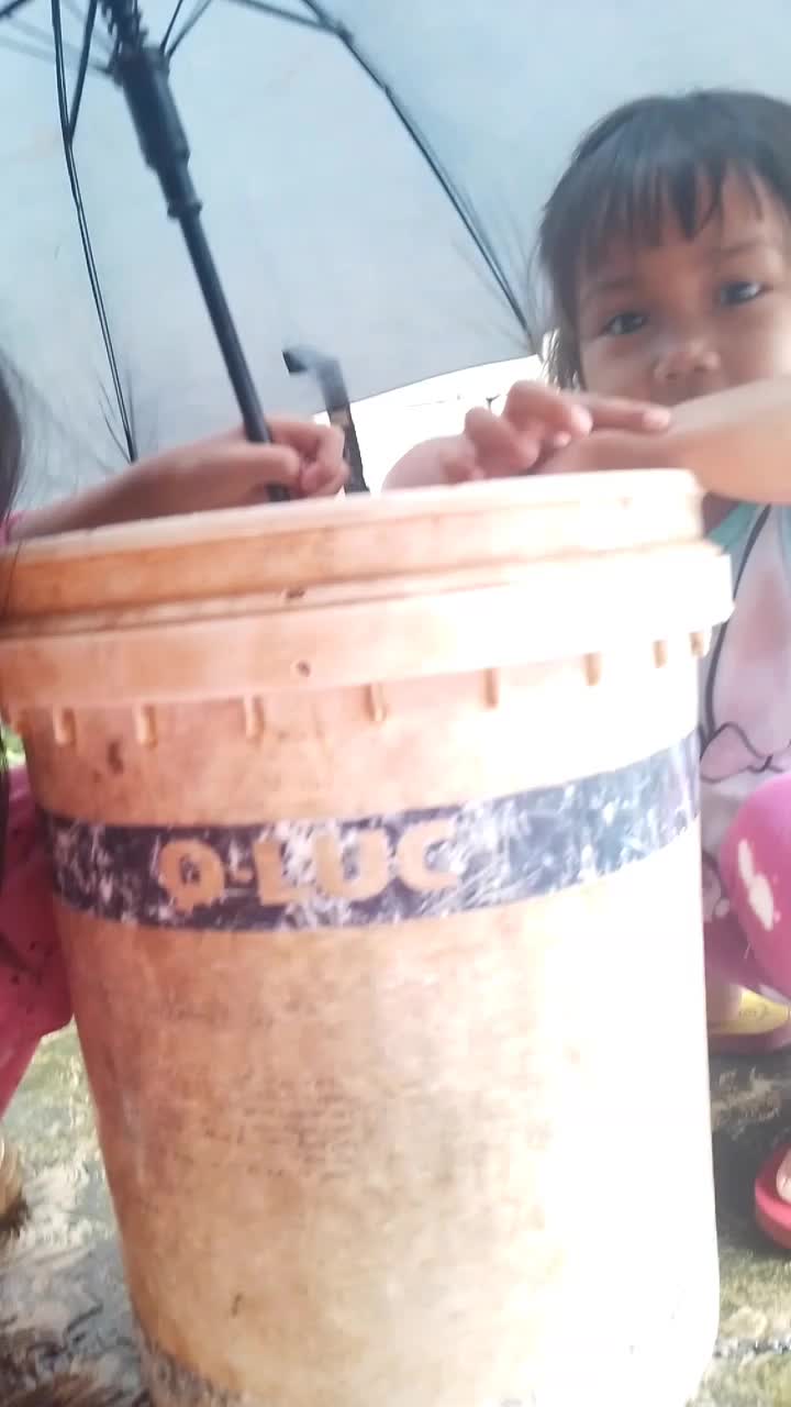 ditempat kalian hujan ga guys.
ditempat ku hujan full seharian akhirnya mainan air😁😁😁
#MasyaAllah tabarokallah 😍 
#mandihujan 
#mainair
#RCT