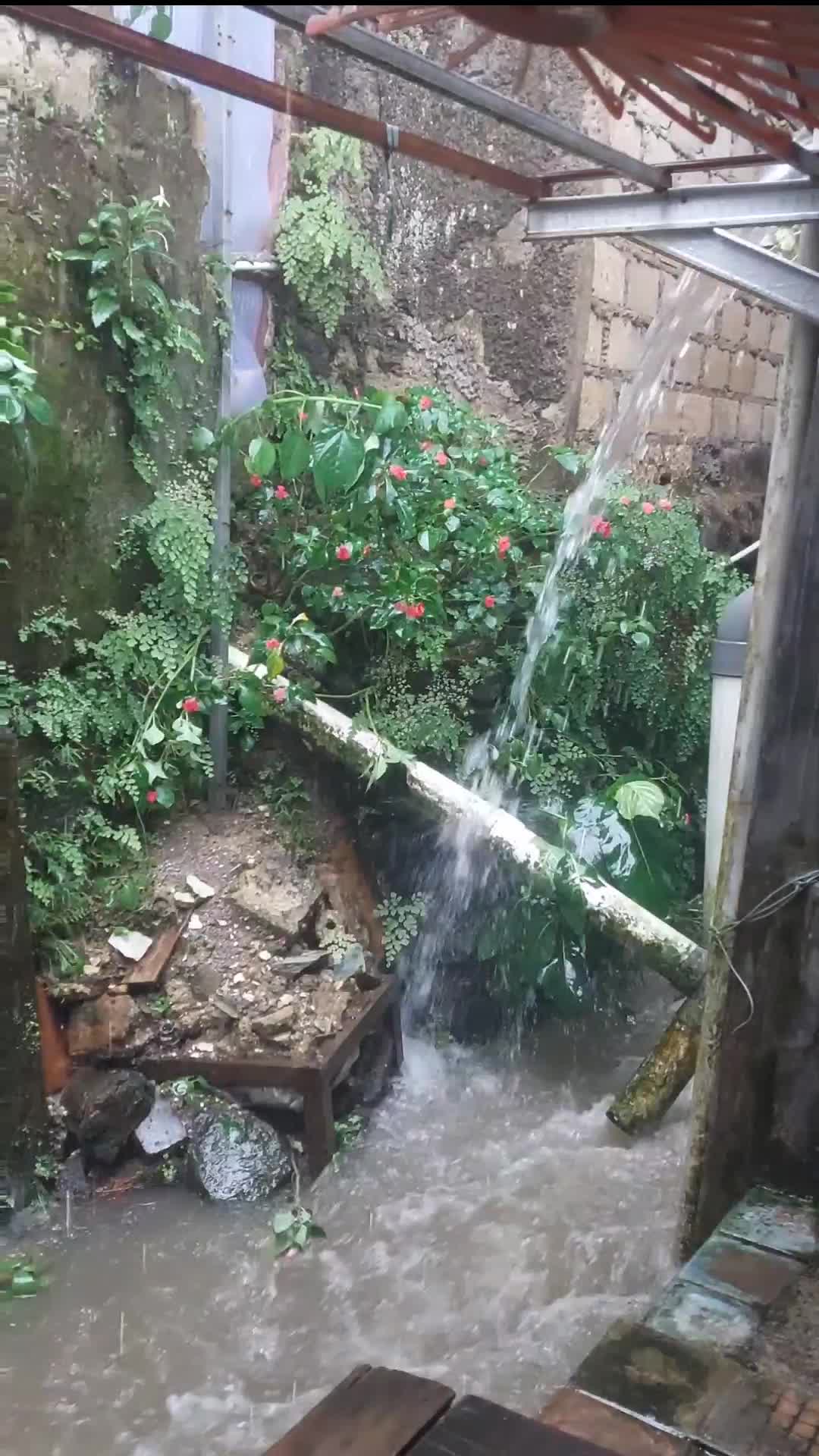 suasana hujan deras dan air selokan yang mengalir 
 #fyp  #fypシ゚viral  #maafberisikHUJAN 