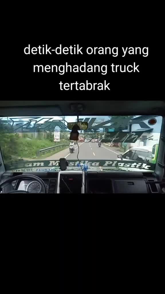 penghadang truk tertabrak 