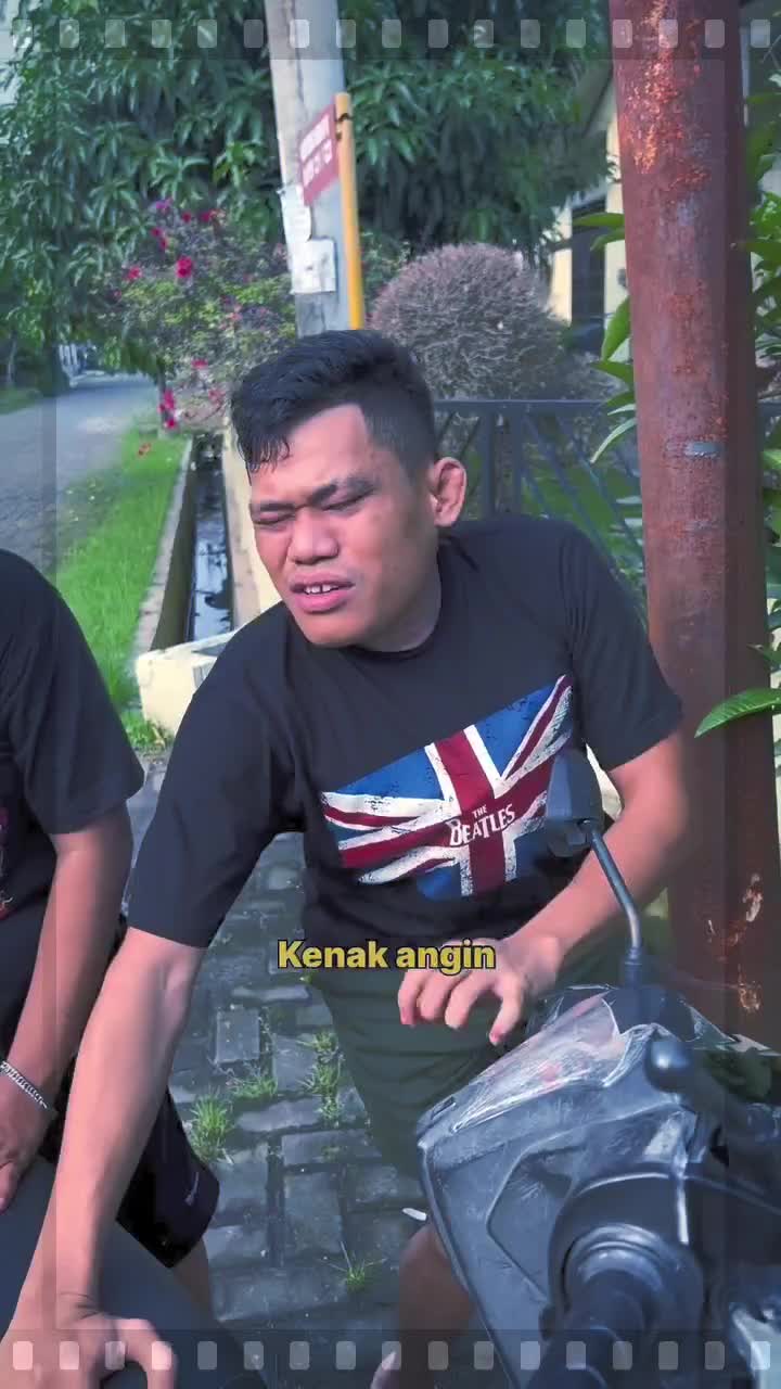 jaga orang terdekat kalian
by: ilham abbay dkk
 #videolucu #humoris 