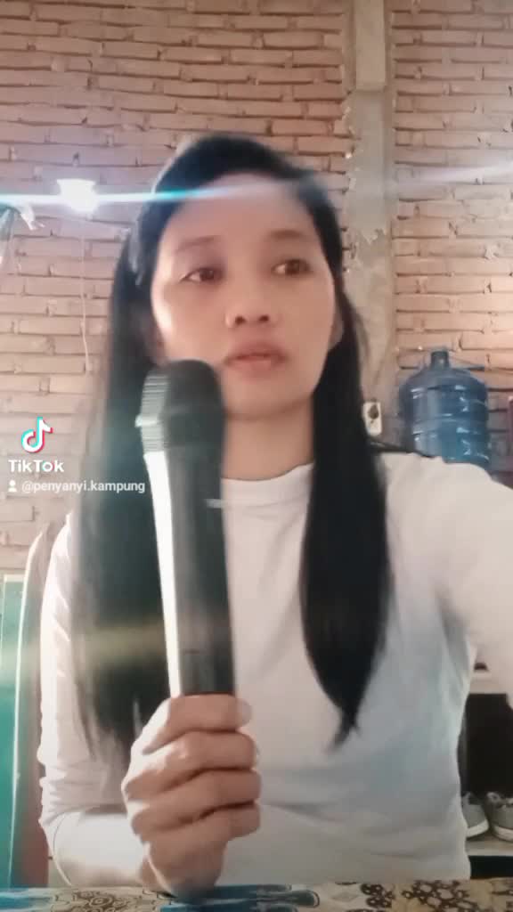 Mengejar badai, Karmila asal Sulawesi Selatan Gowa, umur 38 tahun. alamt jln Malino samaya depan Mesjid Nurul Quba Samaya. #Primadona Pantur