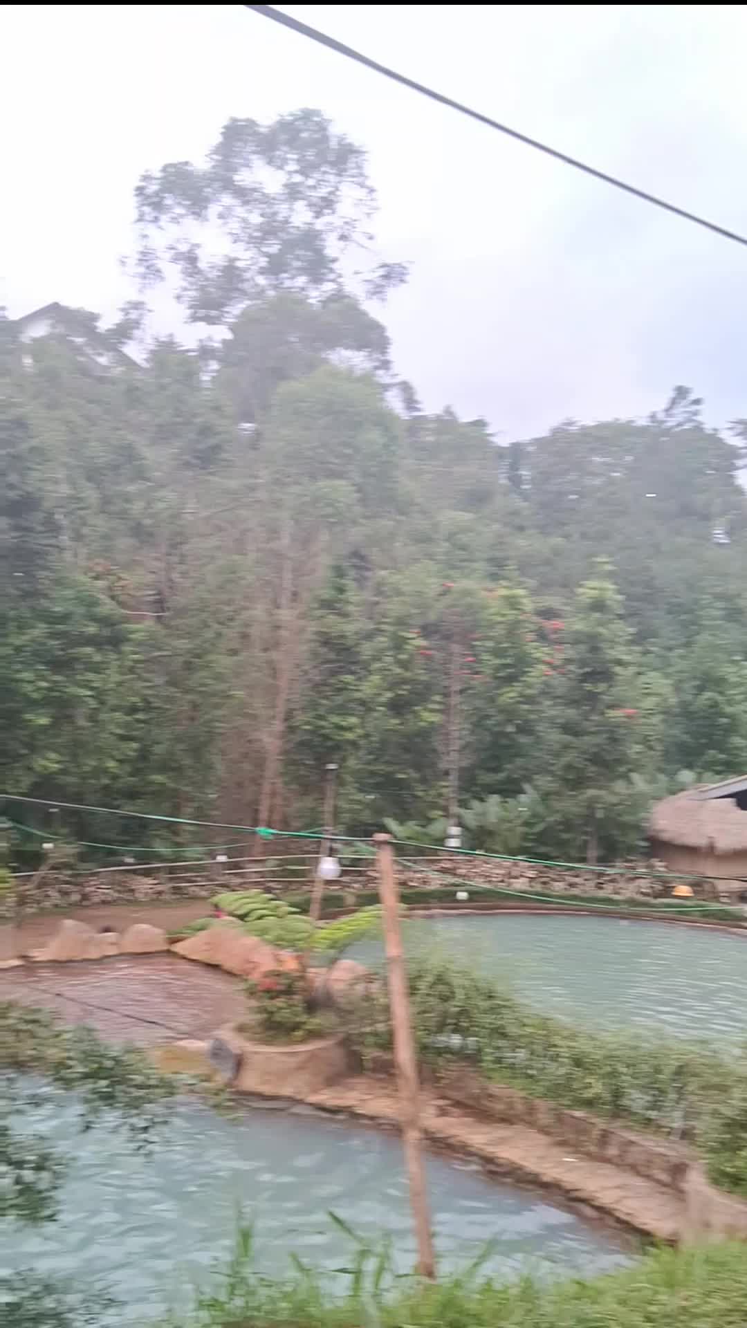 kolam renang ketika hujan