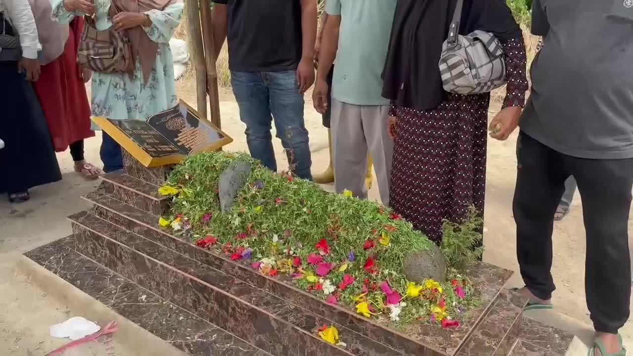 KONDISI PEMAKAMAN NIA KURNIA SARI KORBAN DARI PEMERKOSAAN. 