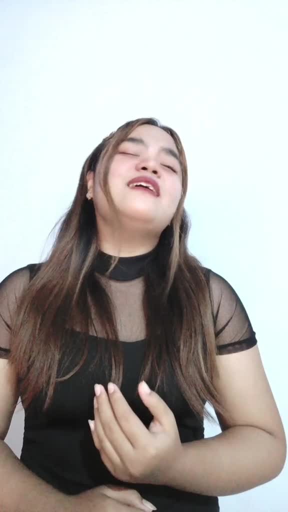 lagu ke 2 Nama : Resty anats yulia virly (Resty) Umur : 18 tahun Asal : ponorogo provinsi jawa timur kerjaan: manggung dari panggung ke lang