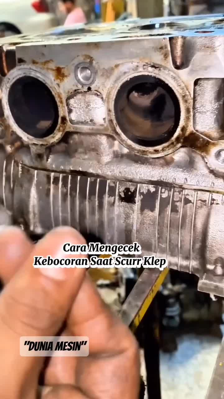 Cara Mengecek Kebocoran Setelah Dilakukan Skurr pada Klep. 

#DuniaMesin #mekanik #belajarmekanik #mekanikonline 