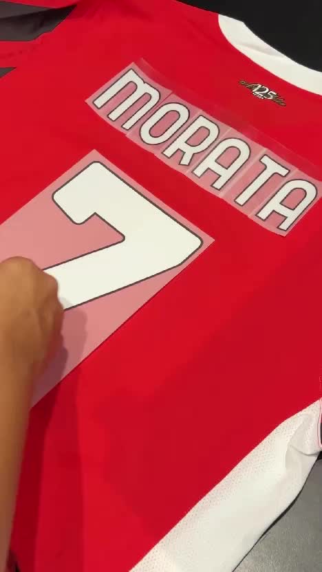 resmi Alvaro Morata merapat ke AC Milan musim 2024/2025 dengan menggunakan jersey nomor 7