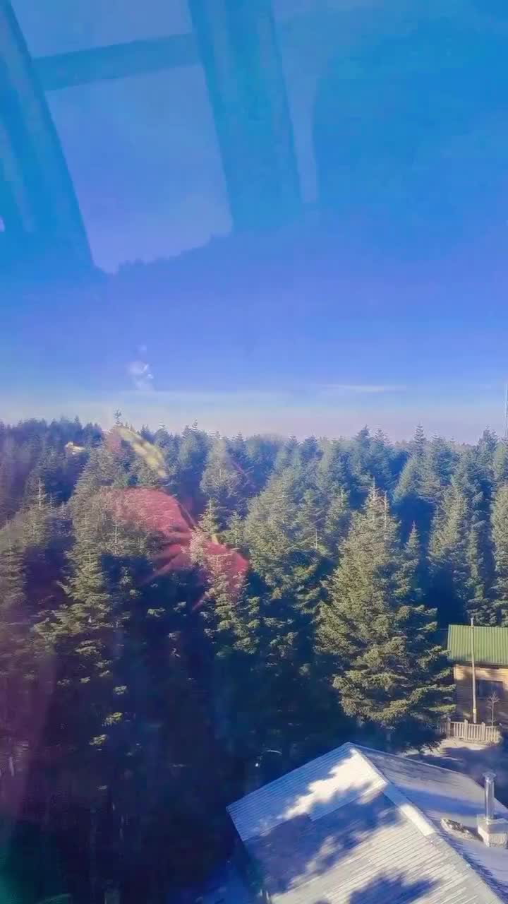 Menuju  puncak pegunungan Uludag, Turki menggunakan kereta gantung sambil menikmati keindahan ciptaan Allah yang sangat luar biasa indahnya.