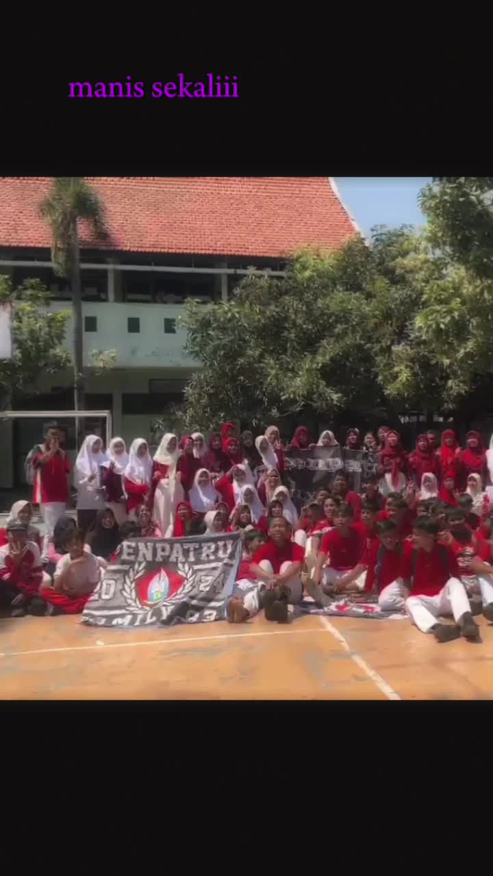 saya ada di depan bagian tengah ditayangkan di mana saja aku bebas yang penting follow Tik Tok sayamuhammadcandradinata696