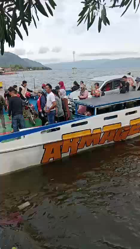 suasana pelabuhan penyebrangan Nuha - Sorowako menuju morowali