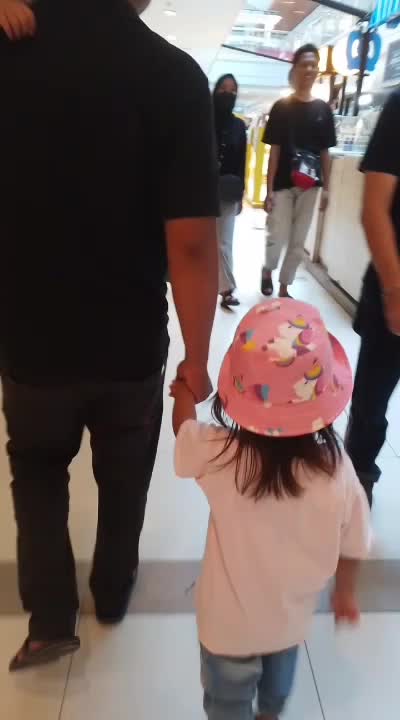 jalan jalan ke mall dulu ya guys🥰 with papa
#full healing 
#keluargakecilku 