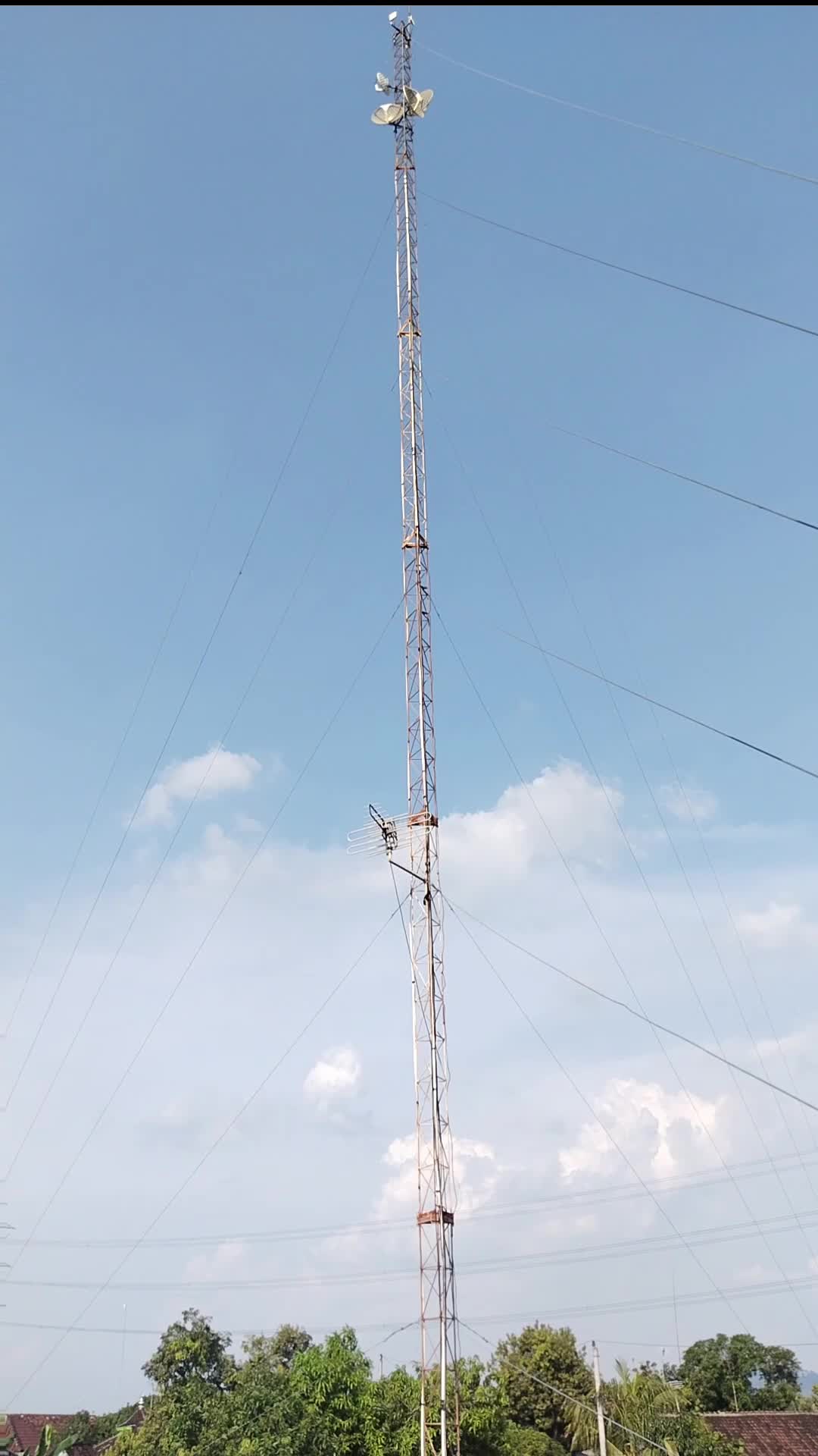 pandangan tower wifi desa. 

 #wifi  #internet  #jaringan
