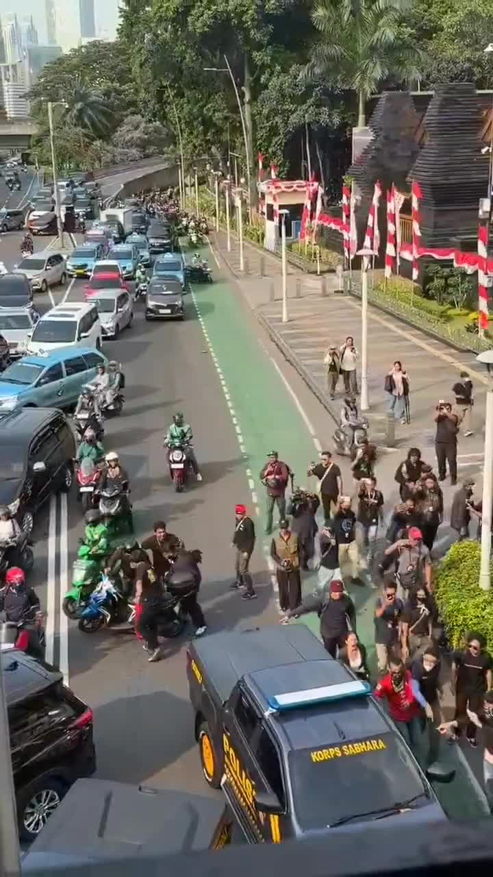 lagi lagi polisi menabrak pemotor 