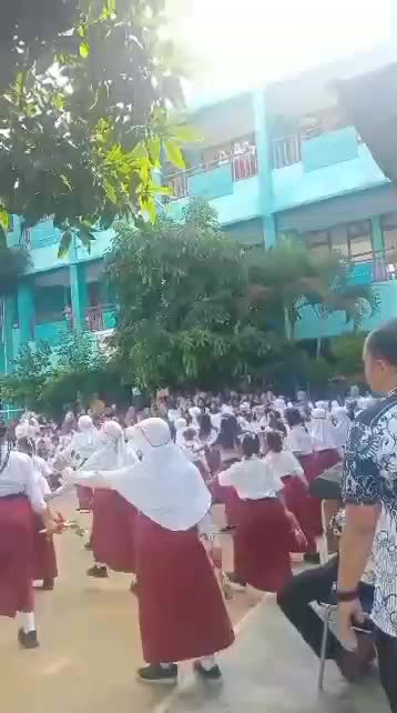 persembahan murid SD di hari guru