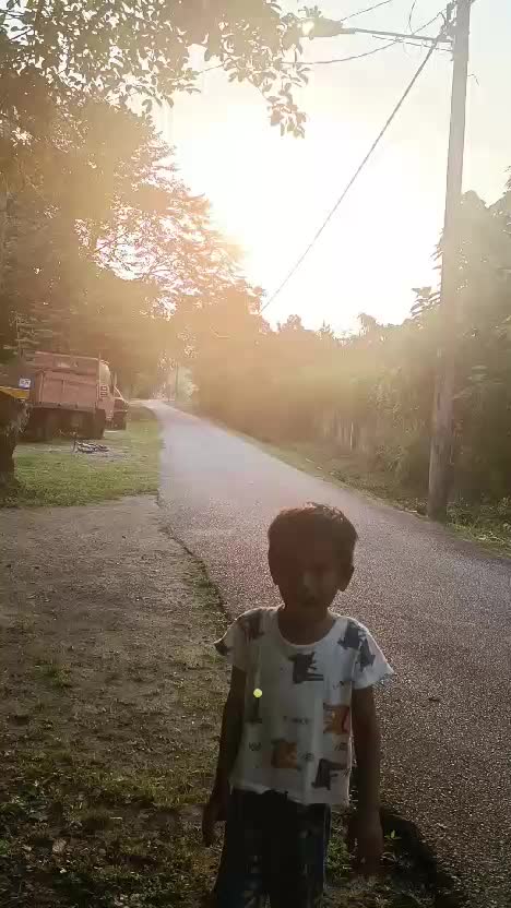 kegiatan kami petang hari...
kalau nggk bersepeda ya bersih2 daun2 kering
hidup di perkampungan di Malaysia sangat nyaman 
 # anakLucu