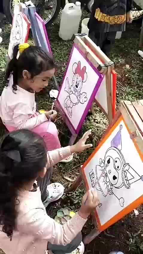 lagi ngewarnai kuromi